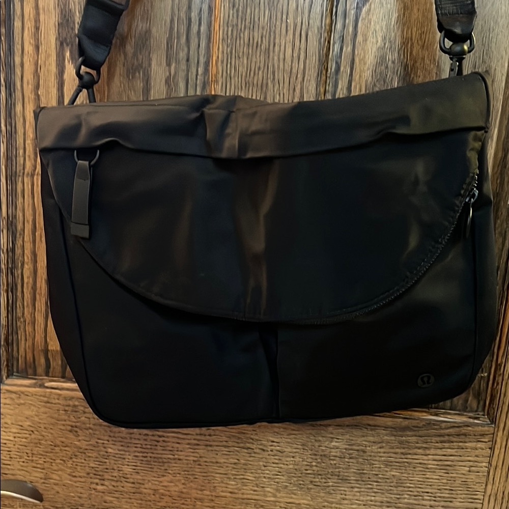 Black lululemon Messenger Bag